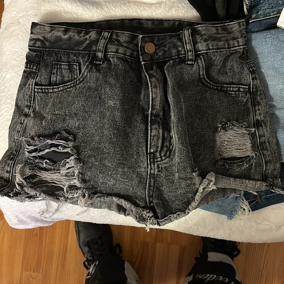 Shorts - Picture 3 of 4